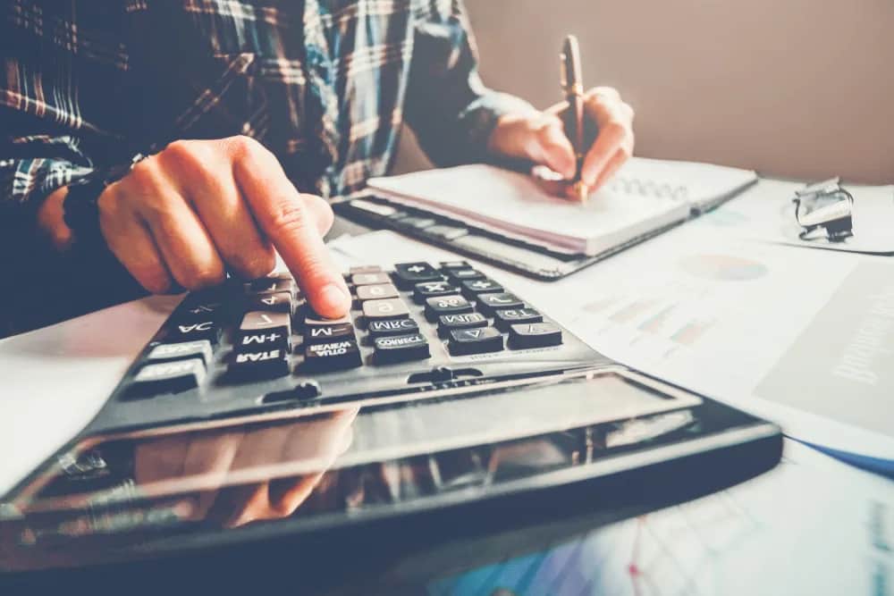 Jak prawidłowo wyksięgować przedawnione należności zgodnie z przepisami prawnymi i zasadami rachunkowości